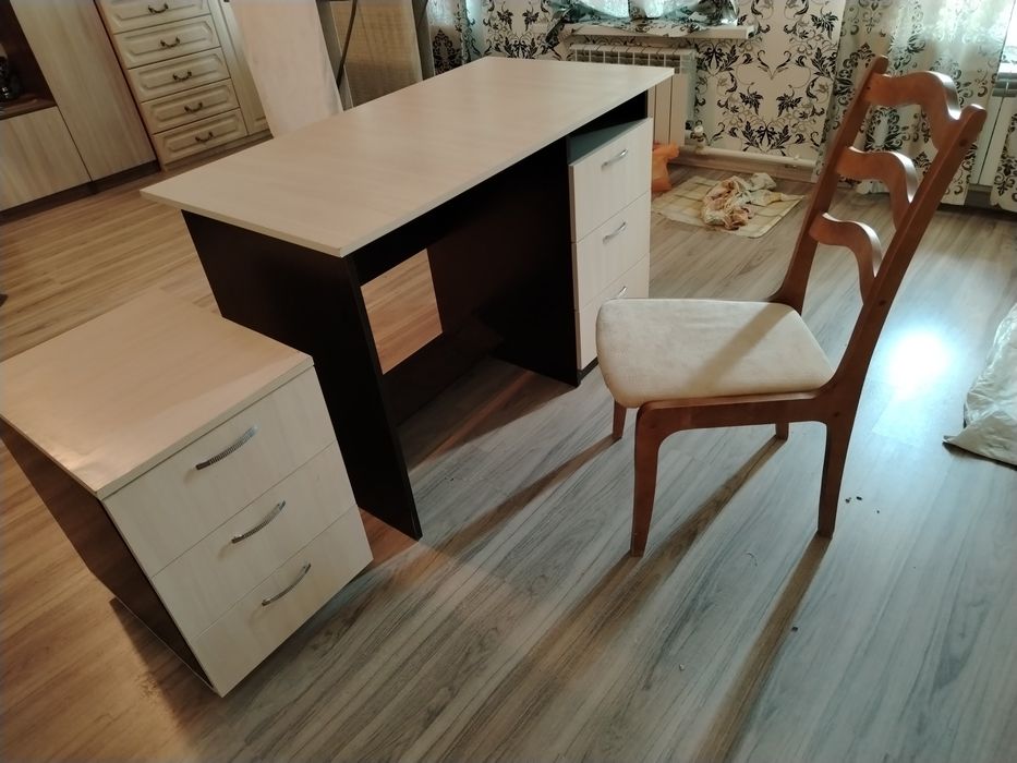 Стол тумбочка и стул в комплекте