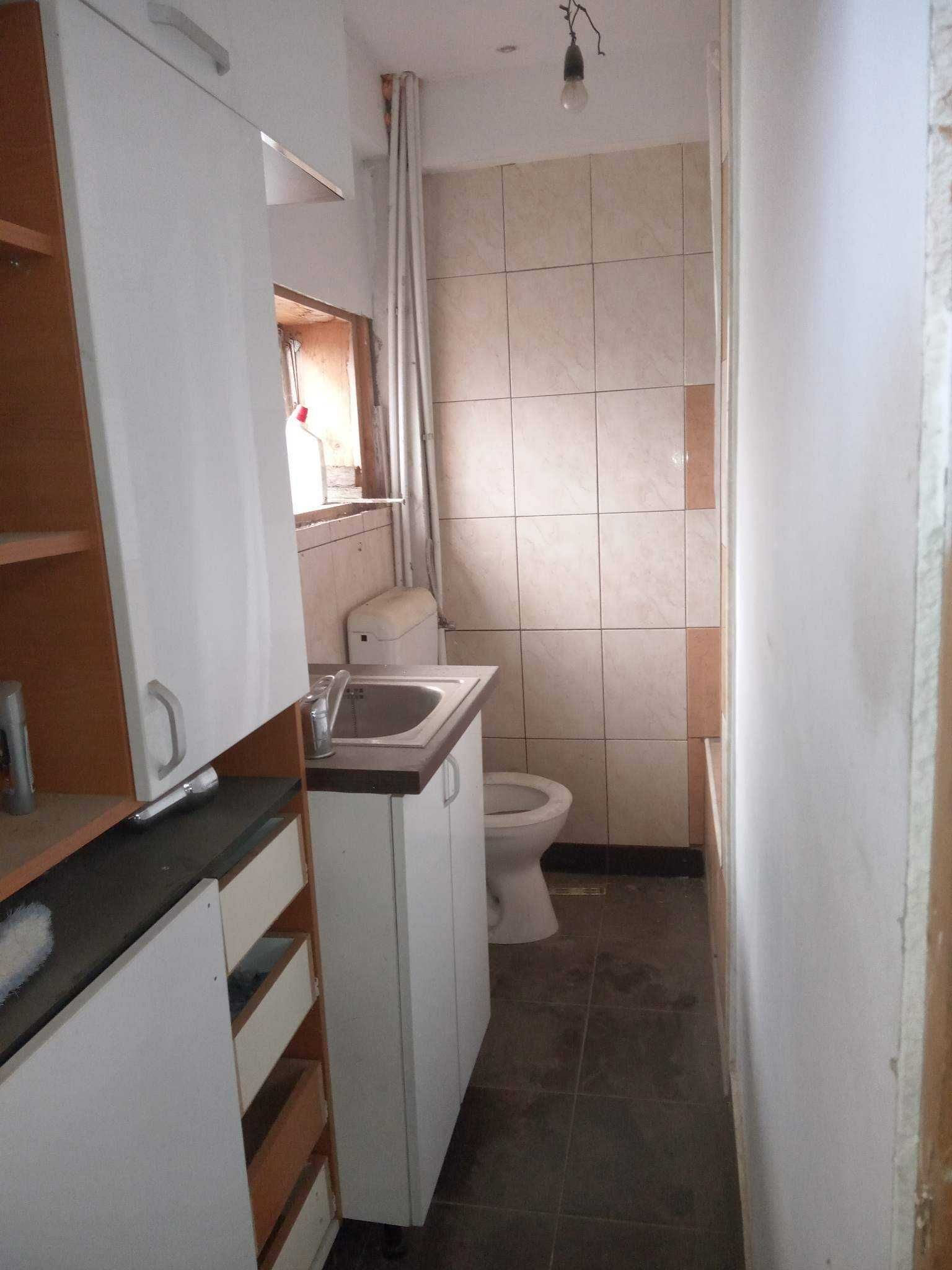 Casa de vanzare cu teren si atelier