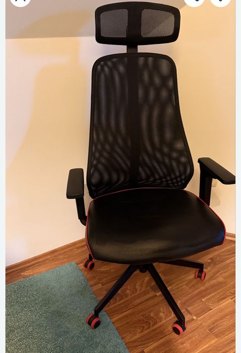 Scaun de gaming Ikea Matchspel 805.076.08 în stare impecabilă.
