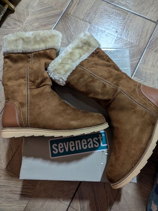 Vand o pereche de cizme imblanite,piele intoarsa