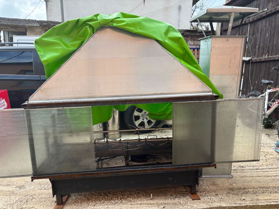 Скара а дървени въглища, чеверме с двигател.