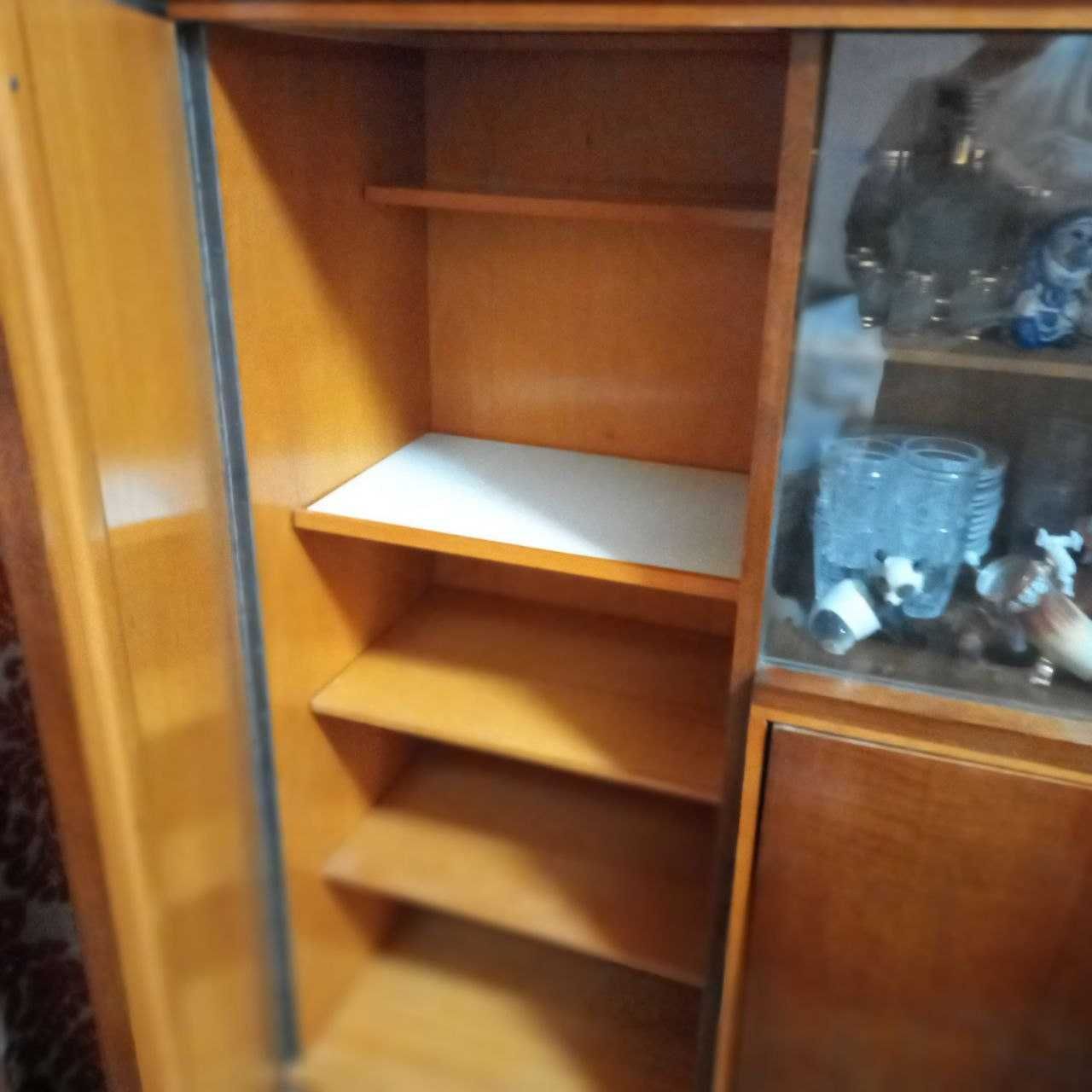 Продам сервант  старого образца, румынский 135 * 150 * 45 см