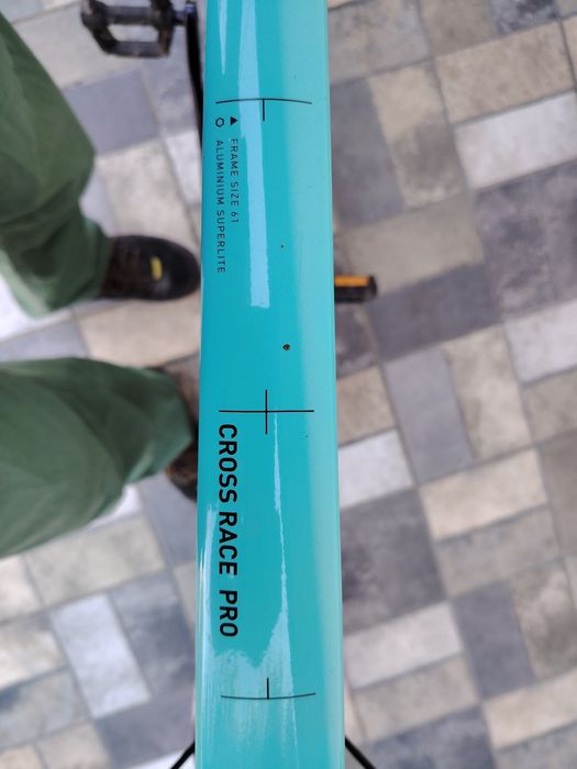Vând bicicleta gravel,  cube cross race pro, mărime 61cm