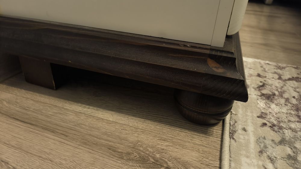 Comoda dormitor lemn masiv alb cu maro