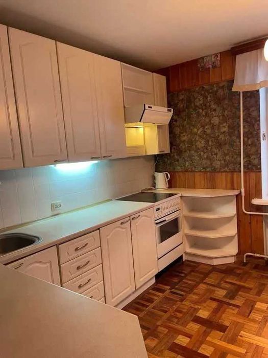 Дава се под наем Тристаен апартамент в София, Зона Б-18 - 100 кв.м за 586.5 € - Снимка #1