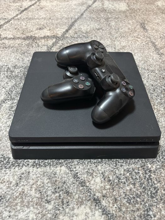 Vand PS4 Slim 1 TB cu 2 Manete si multe jocuri