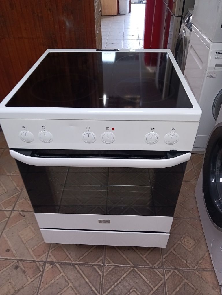 Като нова свободно стояща печка с керамичен плот Voss Electrolux