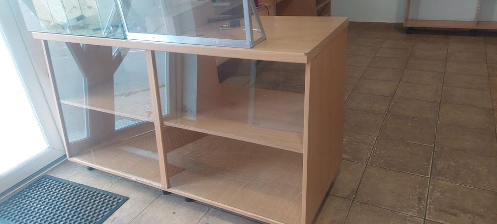 Vand rafturi si vitrine pentru marfă