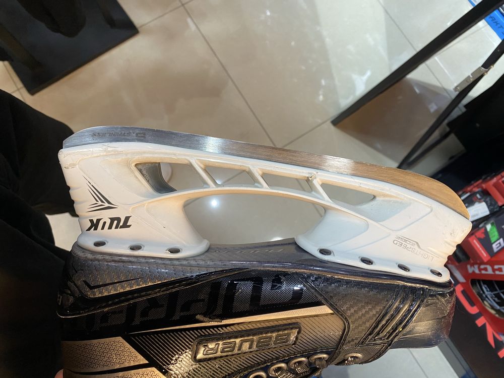 продаю коньки Supreme bauer s37