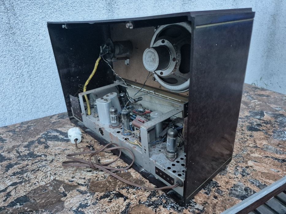 Radio  cu lampi carcasa ebonita ,model Rekord