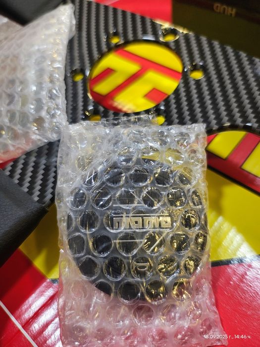 Спортен волан МОМО карбон кожа.