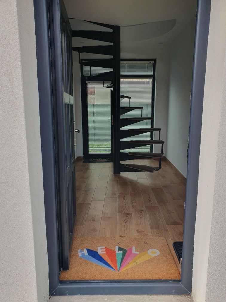 Casa de vanzare. Schimb cu apartament + diferenta