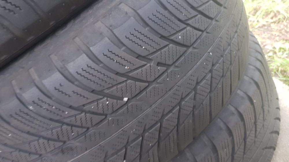 Vand set roti 225 55 r17 marca bmw, de iarna