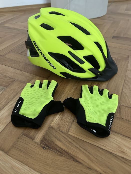 Vând echipament de ciclism pt copii,casca si mănuși,stare impecabila.