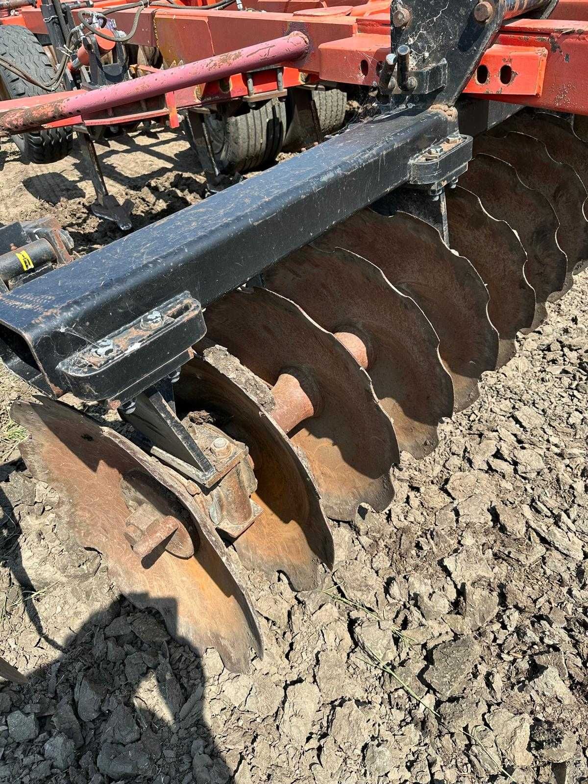 Tractor CASE IH QUADRAC 620 si scarificator QUIVOGNE 7 metri