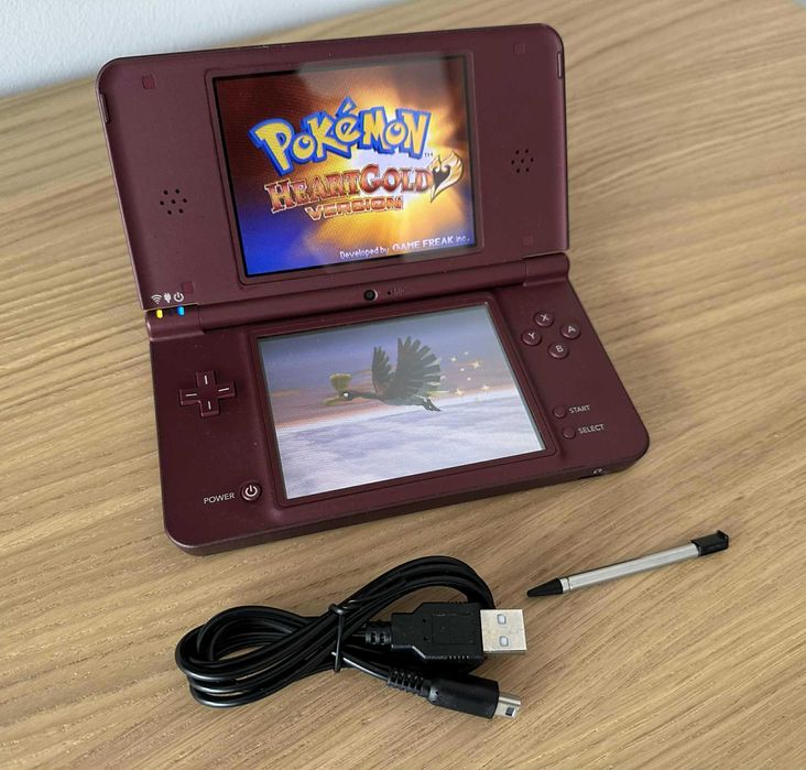 Nintendo DSi XL - WINE RED с 134 игри