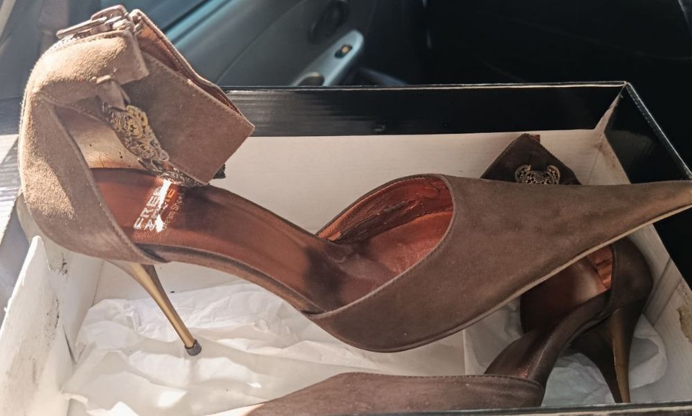 Етик ва полсапожкалар сотилади.  Йенги.  Бренд нурсаче.