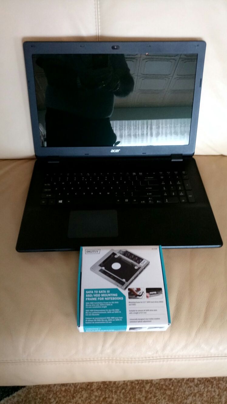 Vând  Laptop Acer  E17