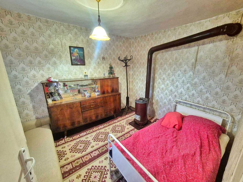 Къща в тихо и спокойно село .