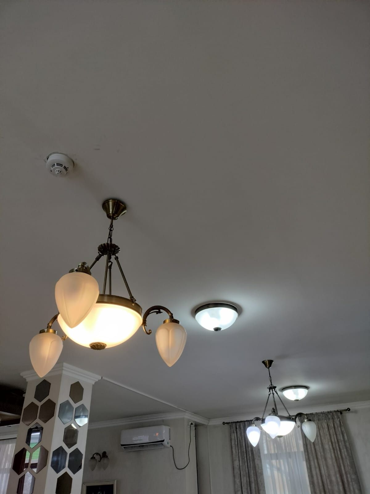 Lustre si aplici de vanzare