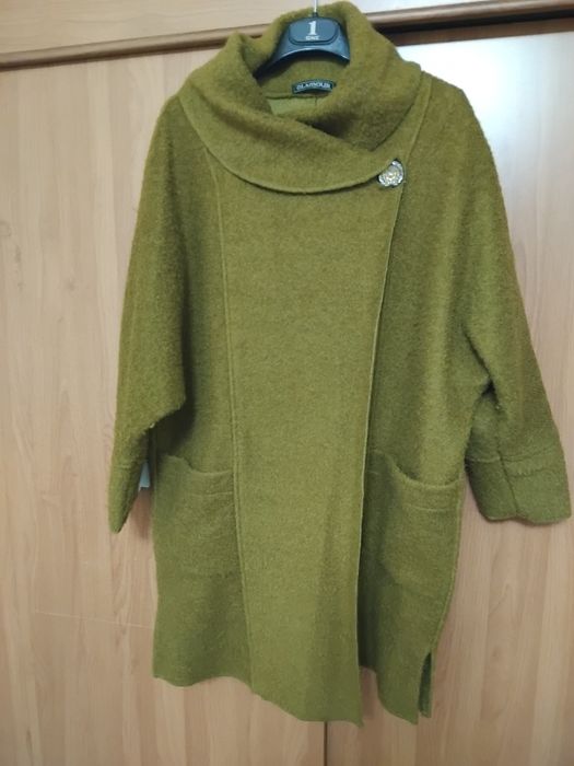 Продам женское пальто. Цвет зелёный. Сверху на двух пуговицы.