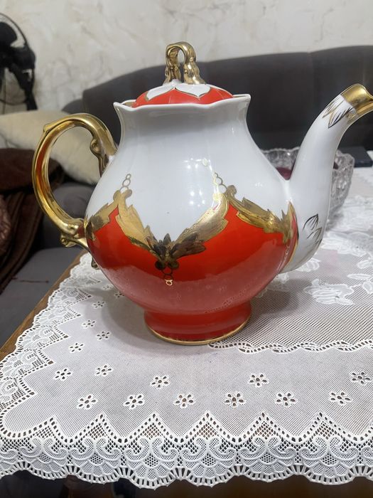 Чайник   Форфор новый  удобный  для большой компании