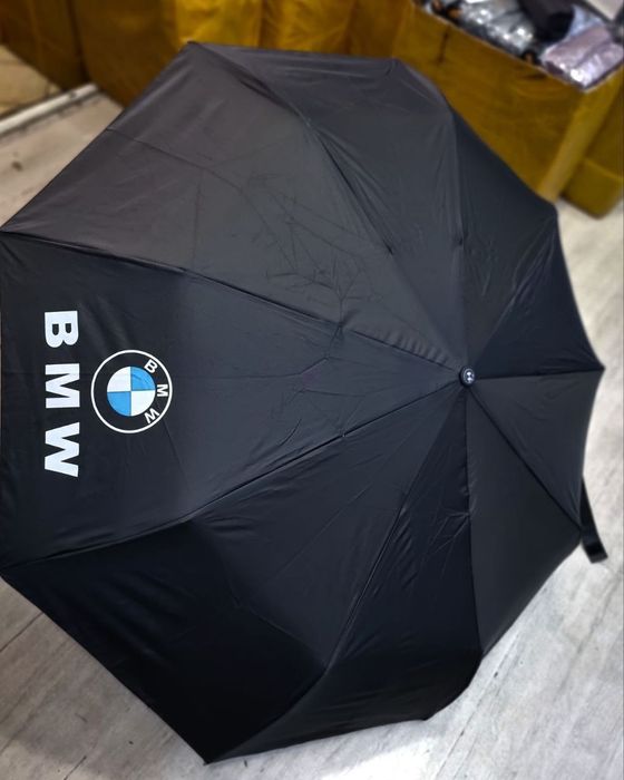 Avtomobil brendi tushirilgan soyabonlar