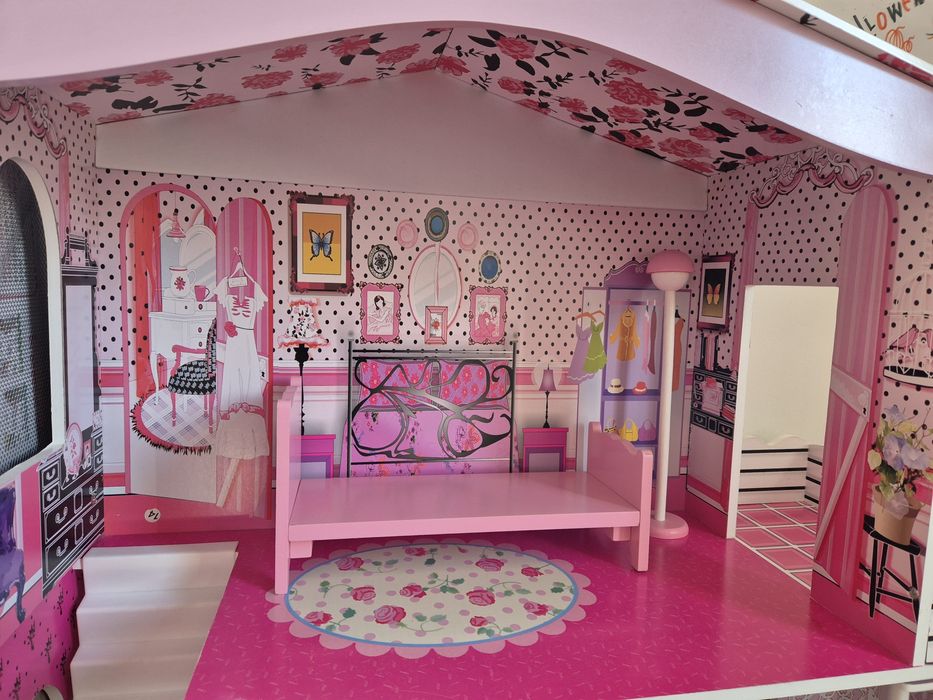 Casuta din lemn pentru papusi