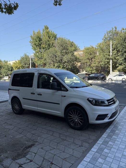 Wolks vagen Caddy sotiladi