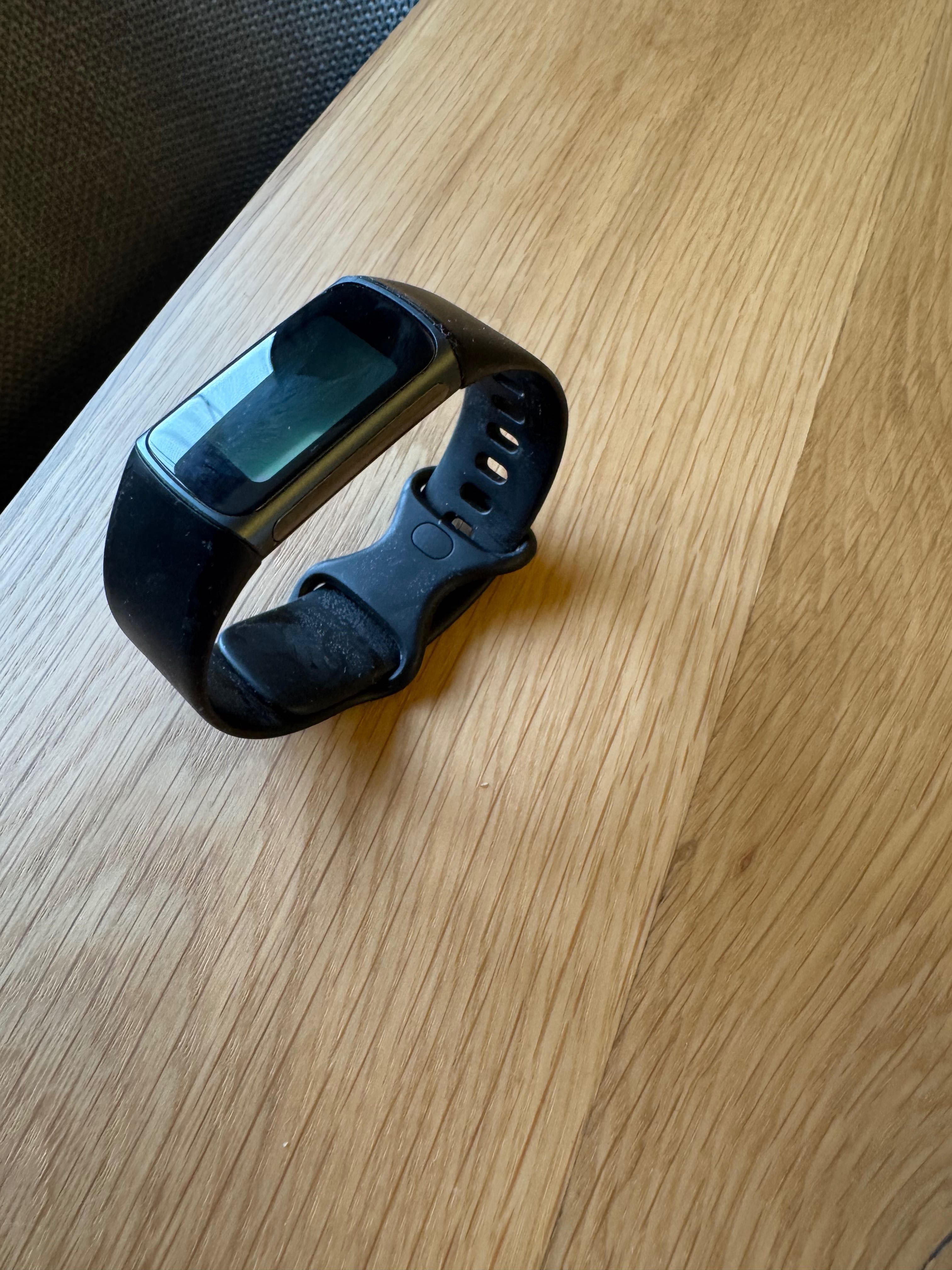 Смарт Фитнес гривна Fitbit Charge 5, Stainless Steel