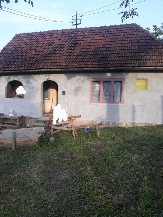 Casa cu sura si anexe + teren de vanzare