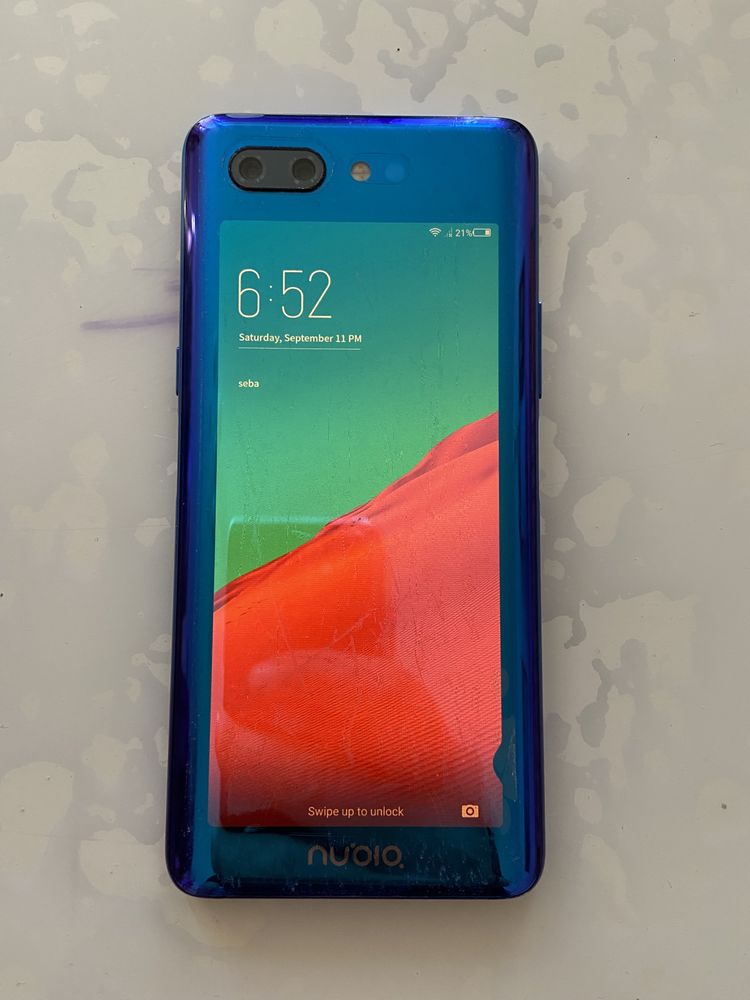 Telefon cu doua display-uri Nubia X