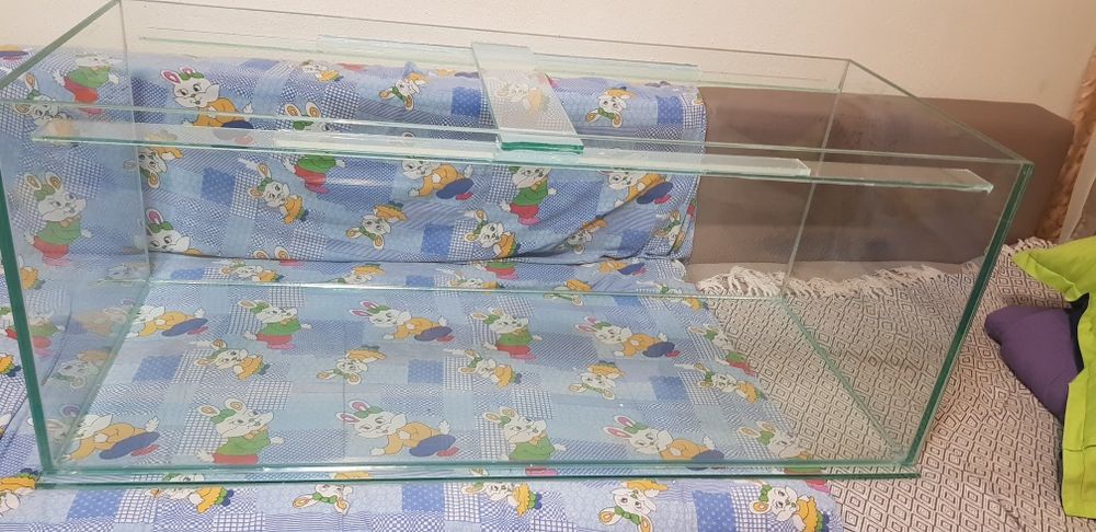 Acvariu cu masa metalica