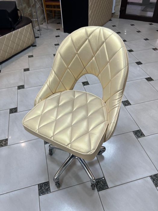 Продам кресло со спинкой для маникюристов