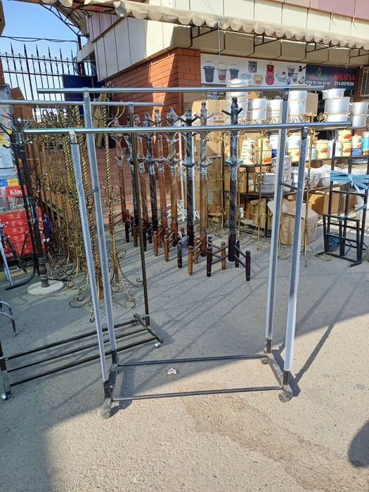 Гардеробная вешалка для одежды