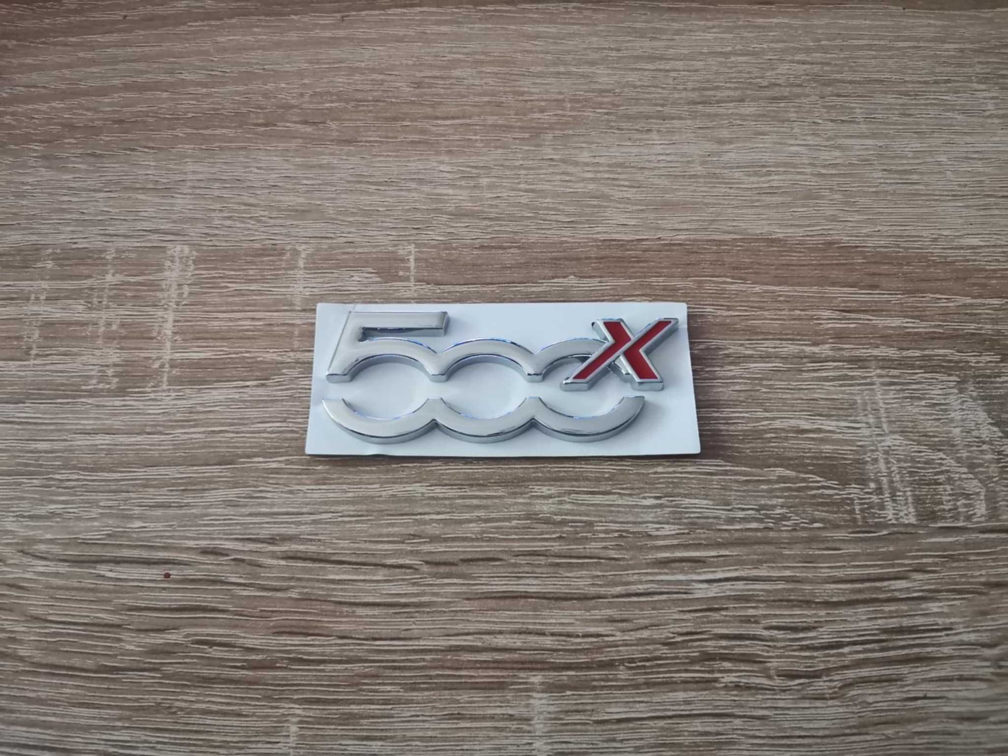 сребриста емблема Fiat 500X