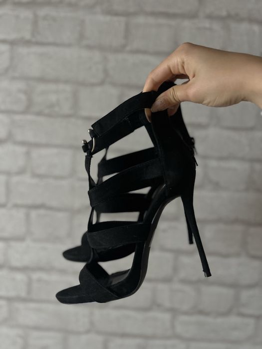 Високи токчета - чисто нови!