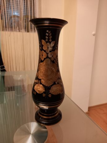 Красива метална ваза
