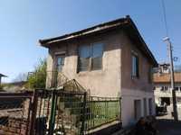 Продавам къща в центъра на село Бяла община Сливен.