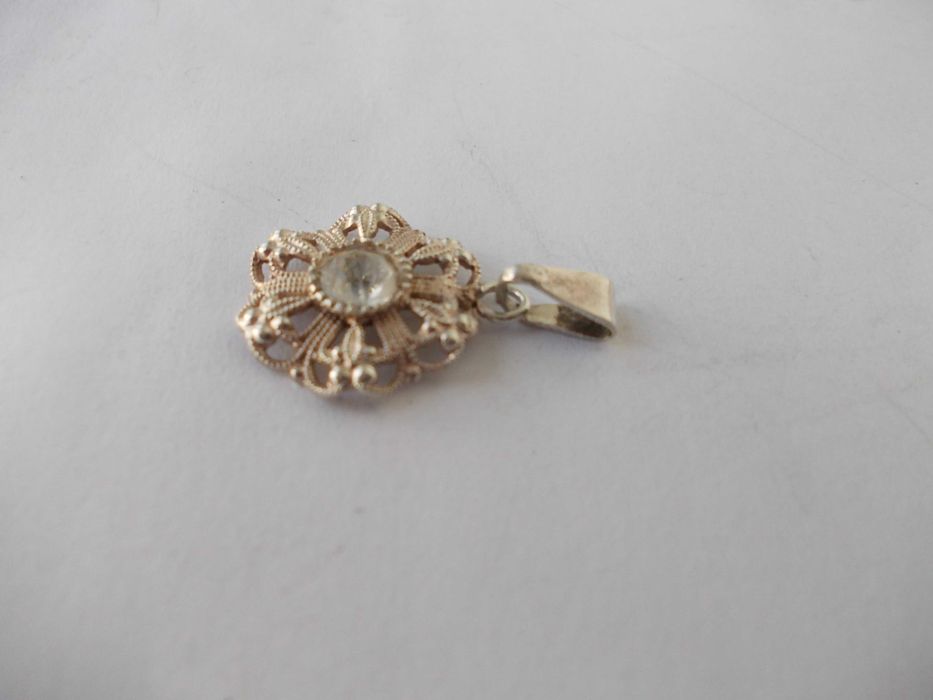 Medalion pandantiv vechi din argint filigran cu piatra