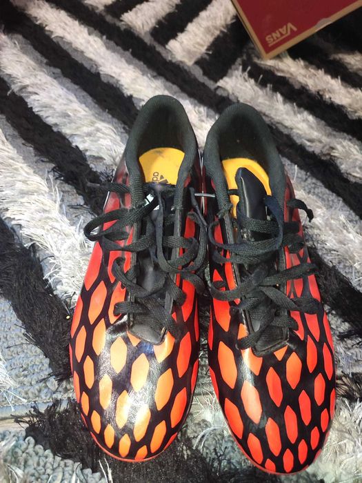 Adidas ghete fotbal Design roșu/negru,pentru performanță Marimea 44
