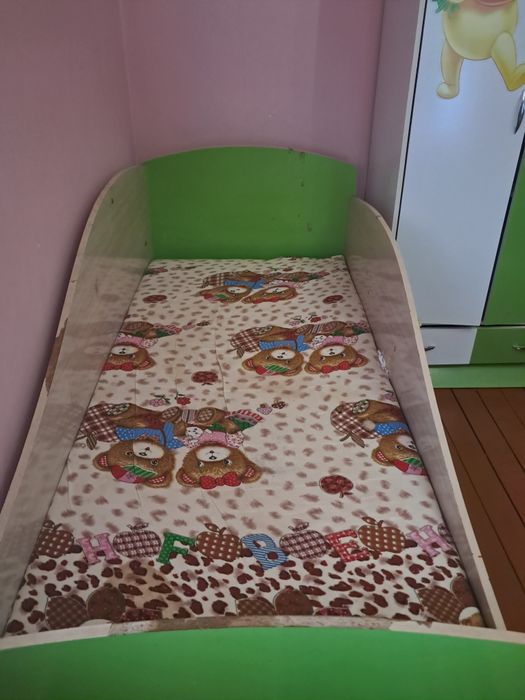 Bolalar uchun kravat va shkaf