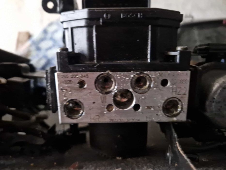 Интеркулер,къпхолдери ABS модули, педали и много други части.