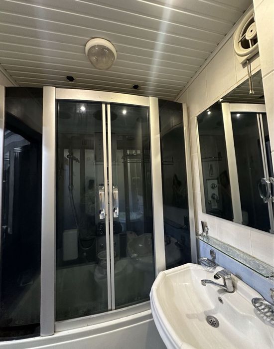 Срочно продаётся квартира Метро Мирзо Улугбек 9-квартиил кирпич 2/6 ба