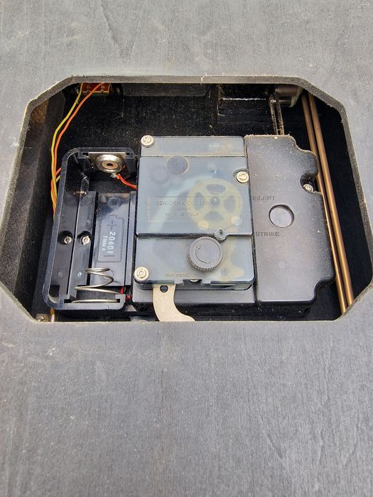 Ceas de Perete Vintage Seiko Quartz cu Pendul - Eleganță și Precizie