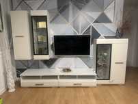 Mobila living alb lucios, design modern, întreținută impecabil