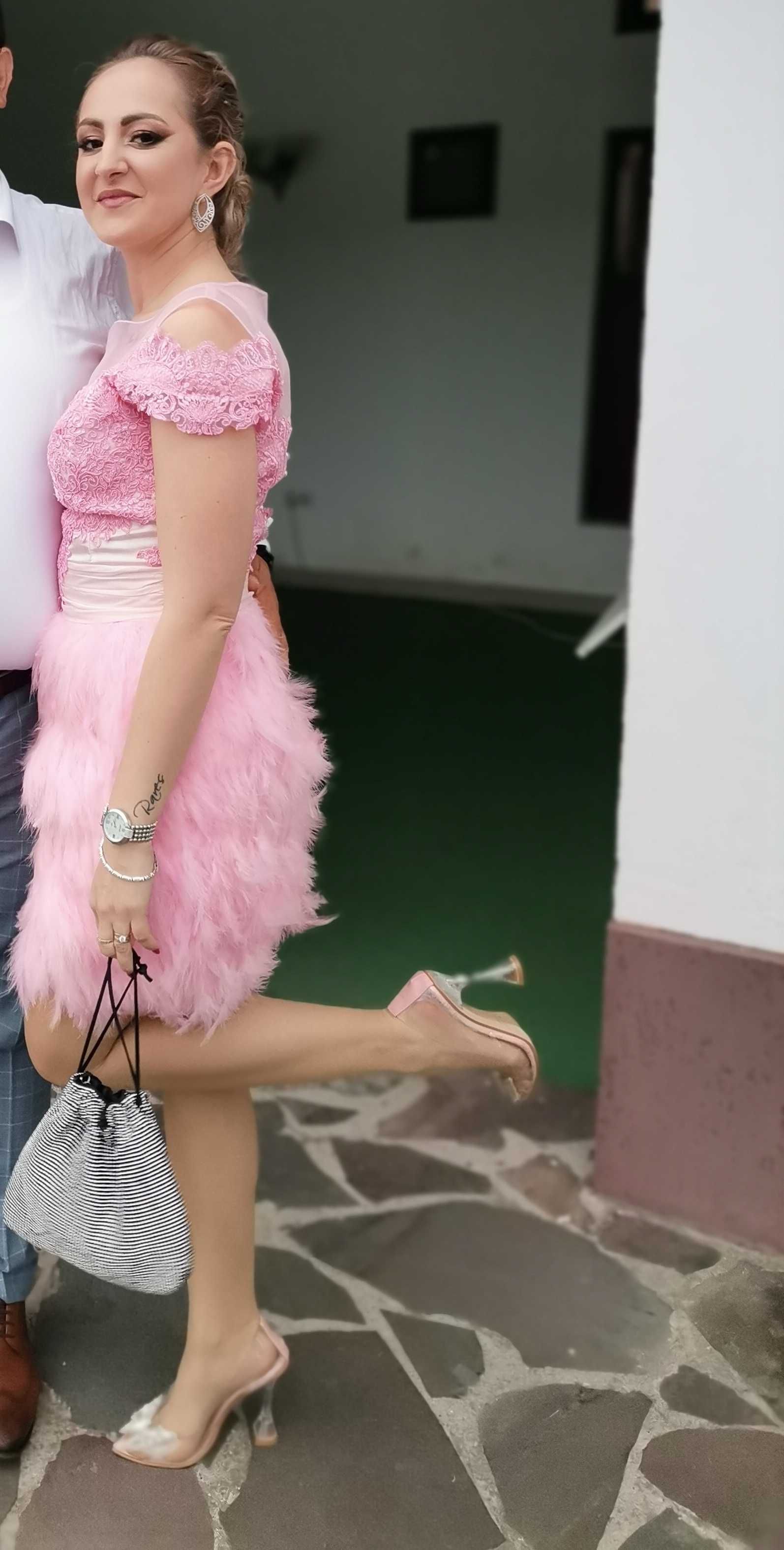 Rochie roz pudră cu pene