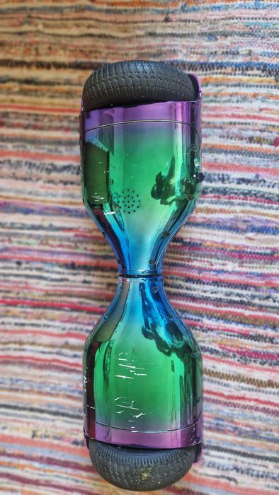 Obiectul din imagine este un hoverboard