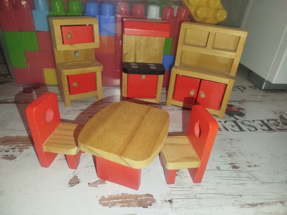 Дървена къща за кукли с мебели