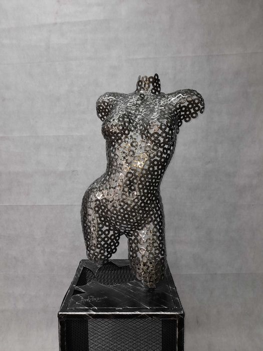 Sculptura bust cu stativ-din 1000 de saibe sudate